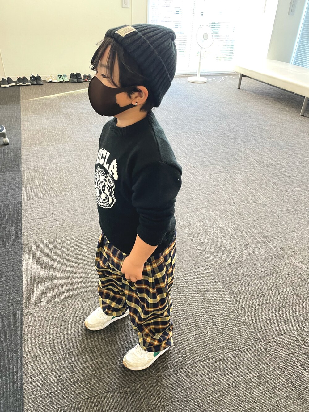 その他のパンツ、ホワイト系のスニーカー、ブルー系のデニムジャケットを着用したキッズの冬コーディネートの3枚目の写真