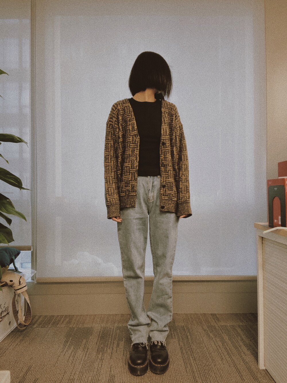 ブラウン系のアンサンブル、ブルー系のデニムパンツ、ブラック系のローファーを着用したレディースの秋コーディネートの2枚目の写真