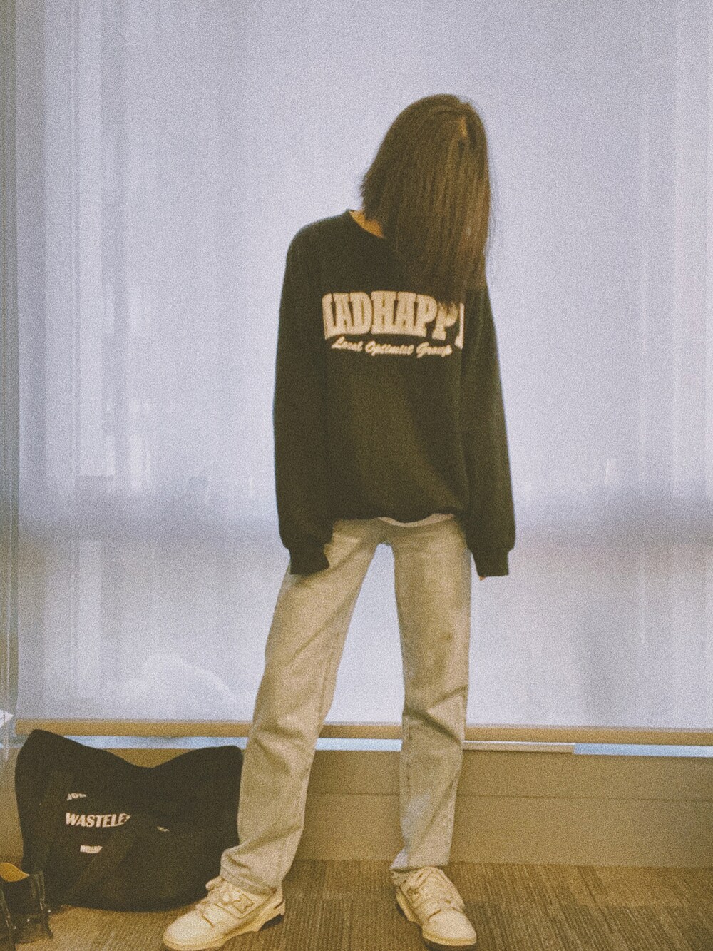 ブルー系のデニムパンツ、ブルー系のニット/セーターを着用したレディースの秋コーディネートの2枚目の写真