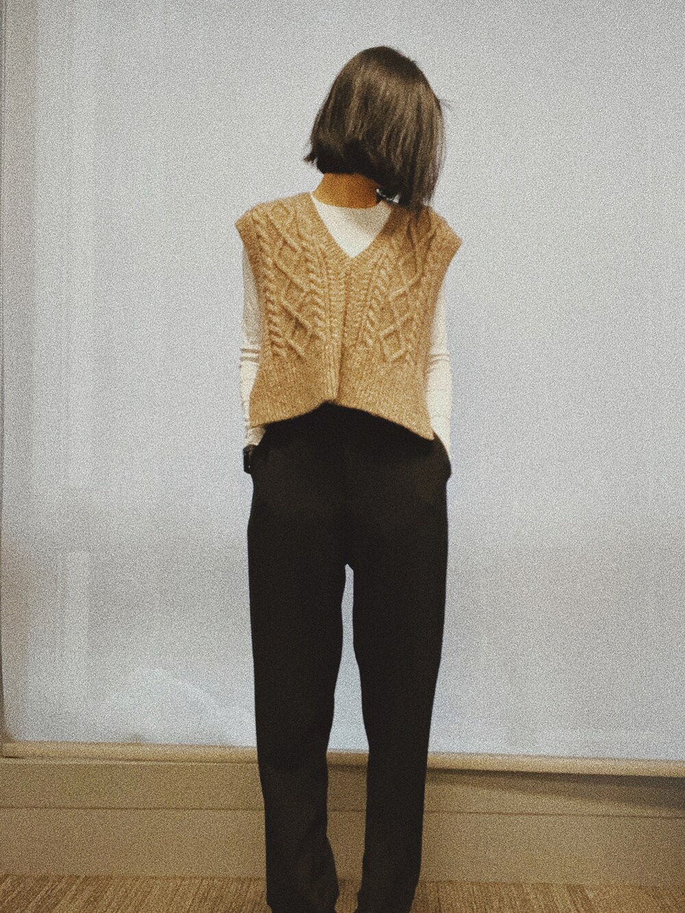 ベージュ系のタンクトップ、ブラック系のスラックスを着用したレディースの秋コーディネートの3枚目の写真