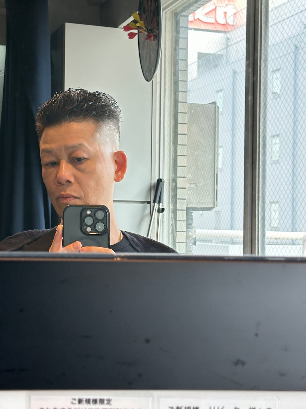 ブラック系のトップスを着用したメンズの夏コーディネートの3枚目の写真