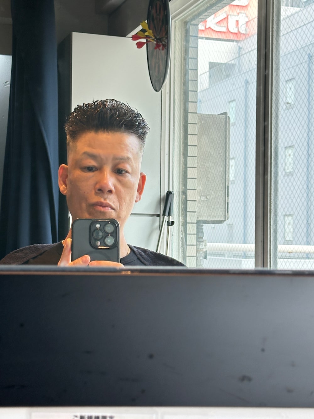 ブラック系のトップスを着用したメンズの夏コーディネートの4枚目の写真