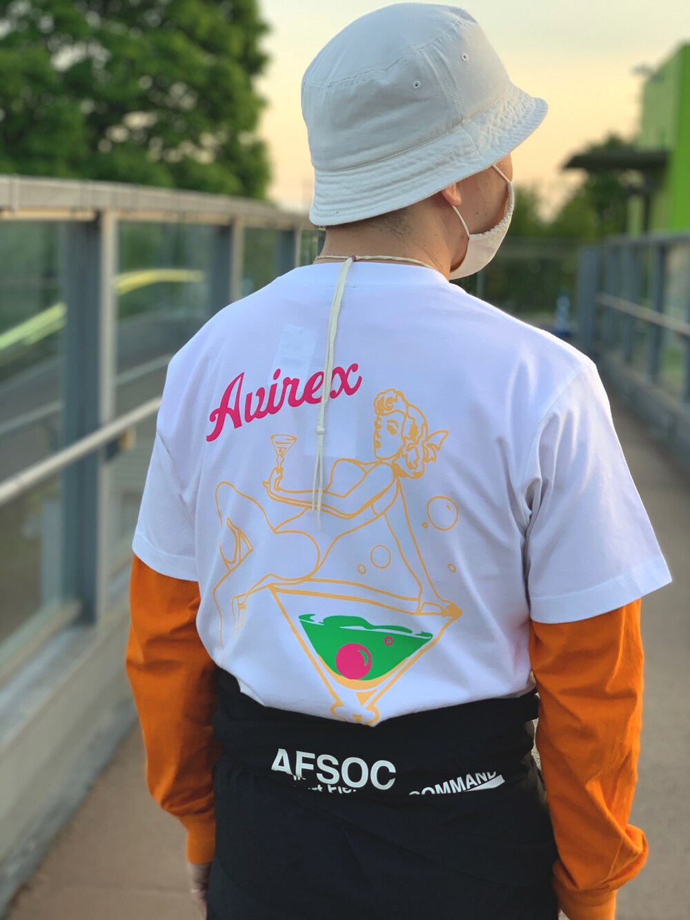 「ミリタリー、Tシャツ、レイヤードスタイル、つなぎ、ootd、春夏コーデ、ゆるコーデ、ストリートコーデ、アメカジコーデ、ファッションの力を信じよう」｜「AVIREXの【WEB&DEPOT限定】バケット ハット / BUCKET HAT "USA" / アヴィレックス / AVIREX（ハット、ホワイト系）」を使った、三品文哉さん（メンズ・164cm）の春コーディネートの2枚目の写真