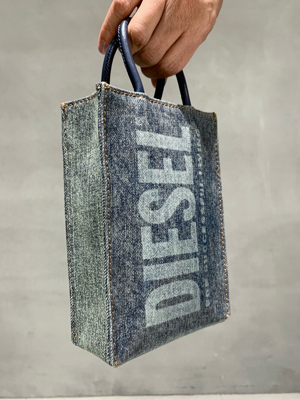 ピンク系のTシャツ/カットソー、ブルー系のスカート、ブルー系のバッグを着用したレディースの夏コーディネートの2枚目の写真