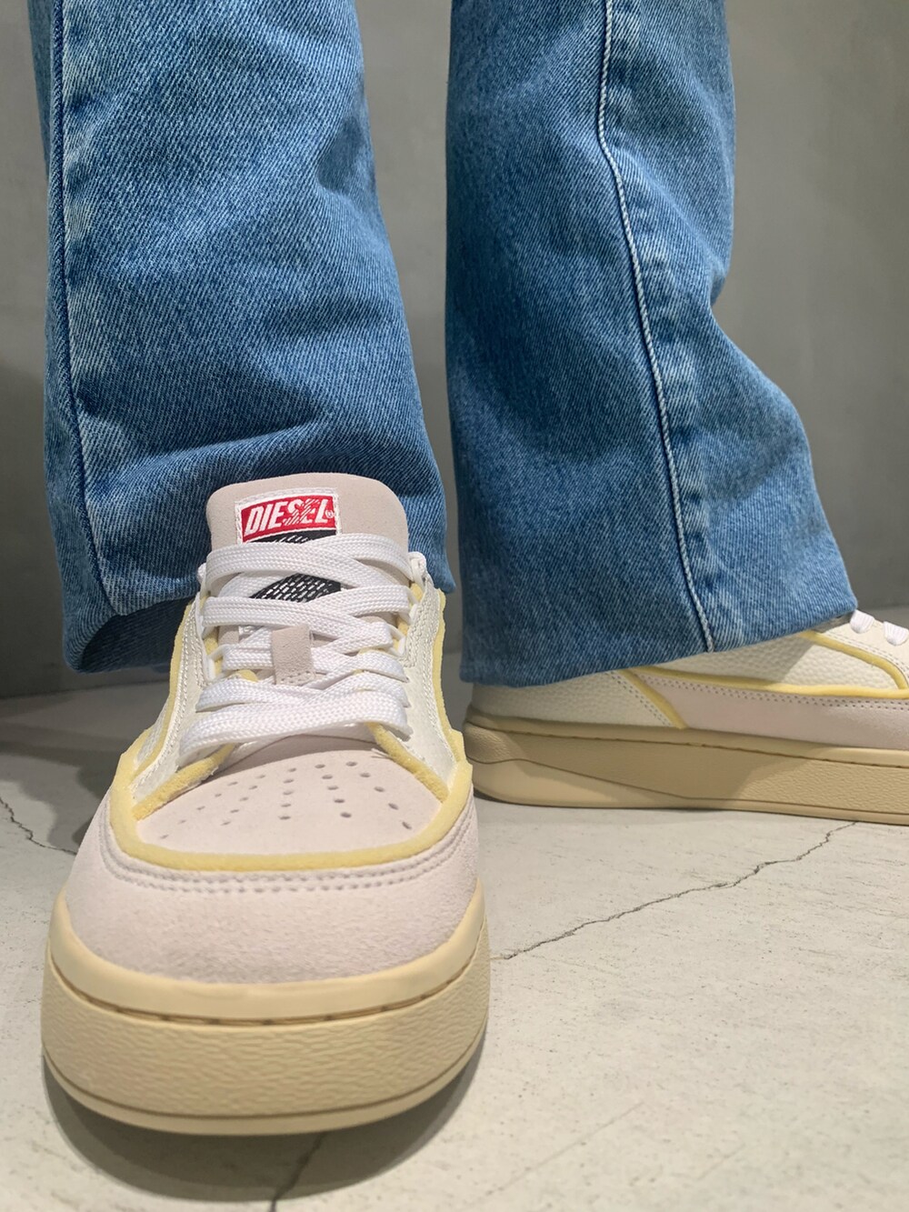 その他のニット/セーター、ブルー系のバッグ、ブルー系のデニムパンツを着用したレディースの夏コーディネートの3枚目の写真