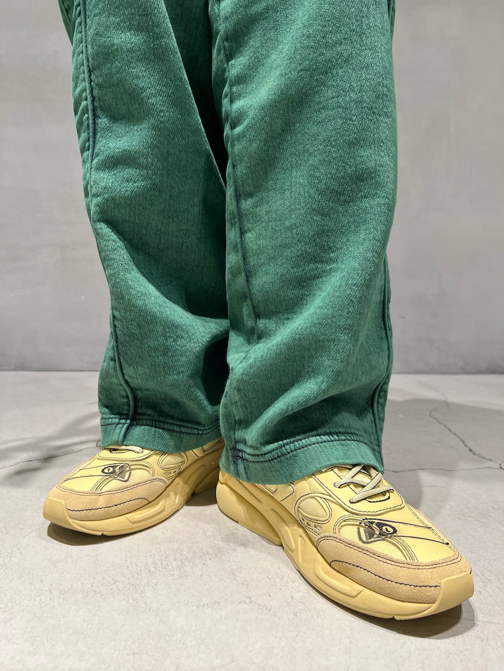 グリーン系のTシャツ/カットソー、その他のTシャツ/カットソー、グリーン系のデニムパンツを着用したレディースの秋コーディネートの4枚目の写真