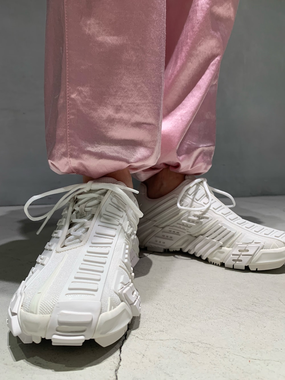 パープル系のハンドバッグ、ホワイト系のスニーカー、ブルー系のデニムジャケットを着用したレディースの夏コーディネートの3枚目の写真