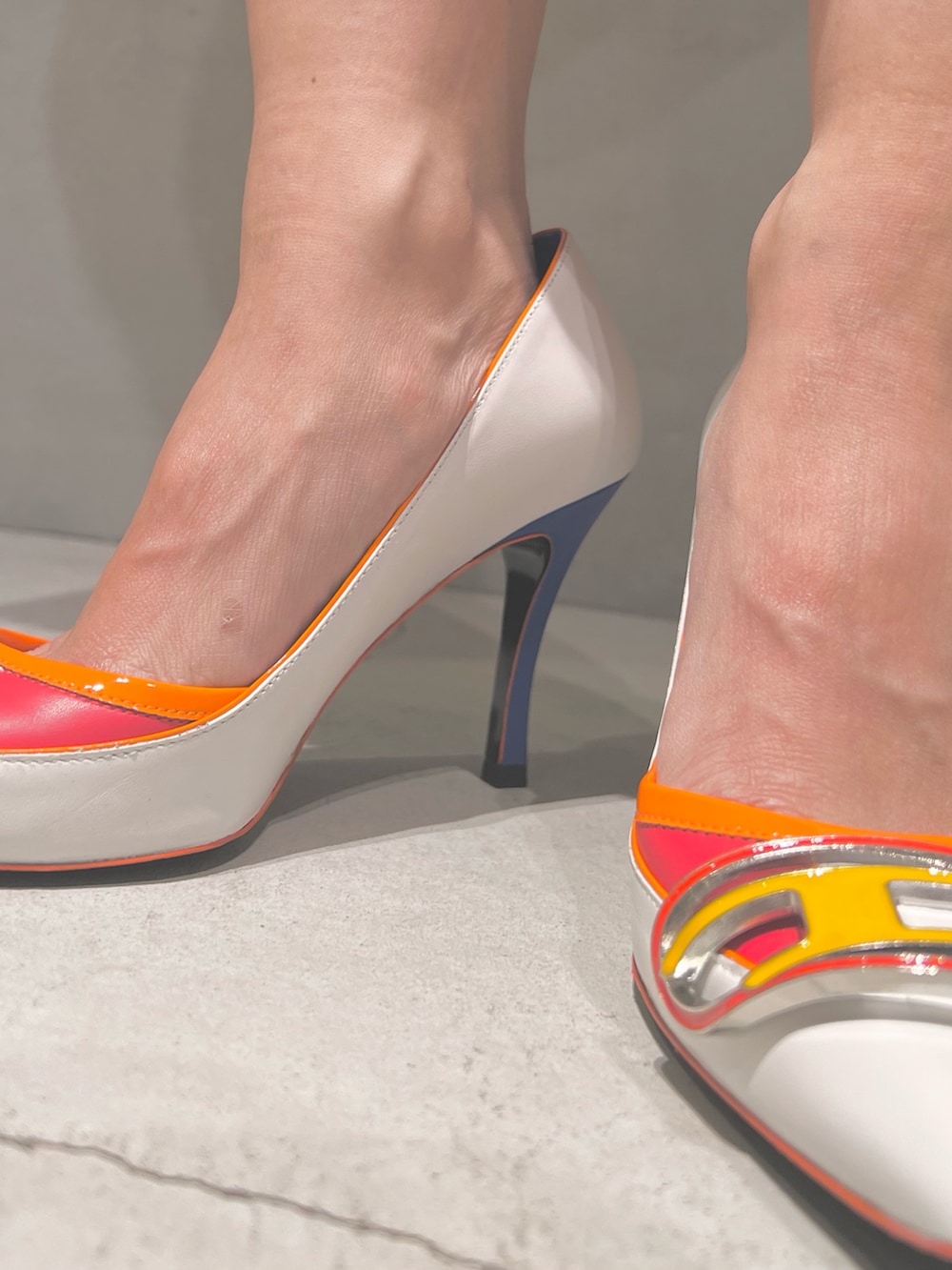 ブルー系のショルダーバッグ、ブルー系のスカート、ブルー系のTシャツ/カットソーを着用したレディースの夏コーディネートの3枚目の写真