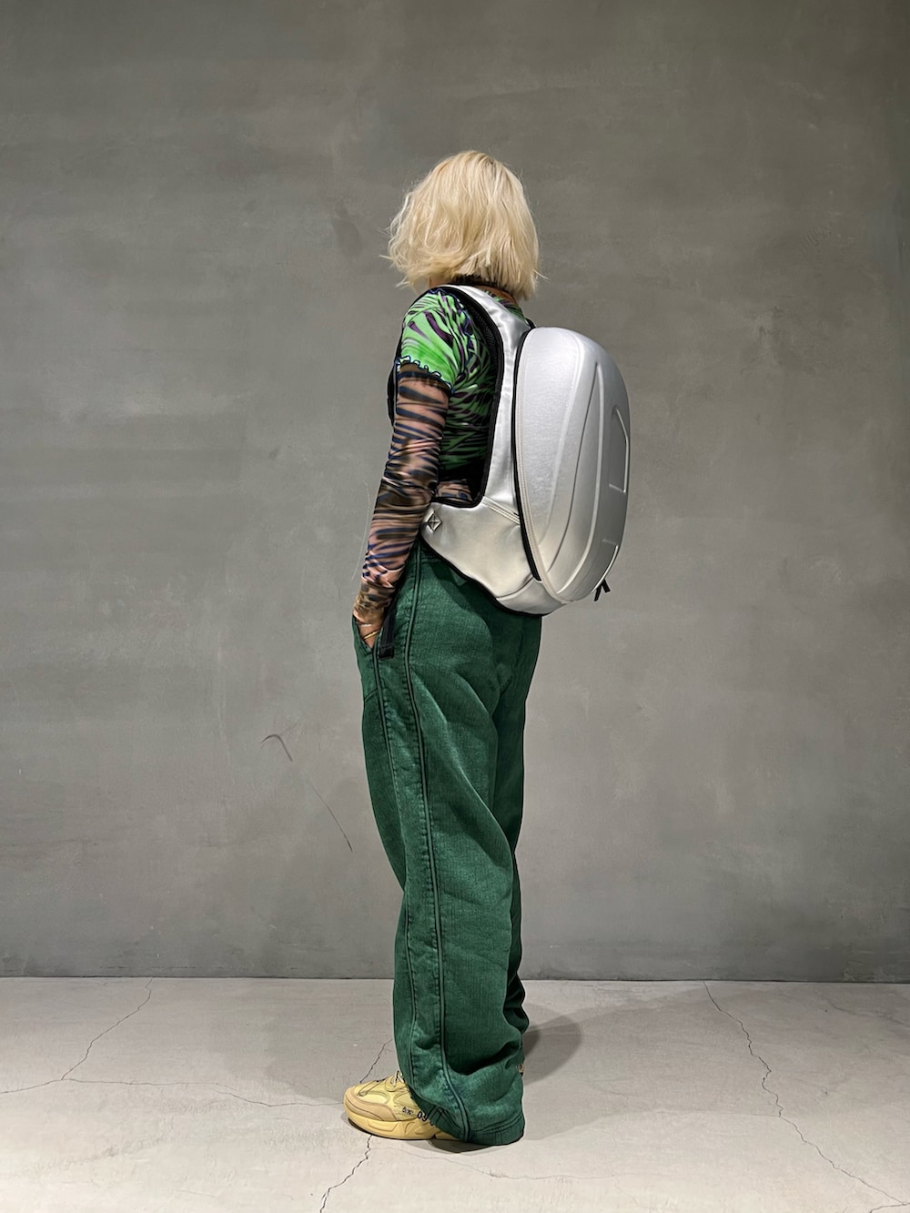 グリーン系のTシャツ/カットソー、その他のTシャツ/カットソー、グリーン系のデニムパンツを着用したレディースの秋コーディネートの2枚目の写真