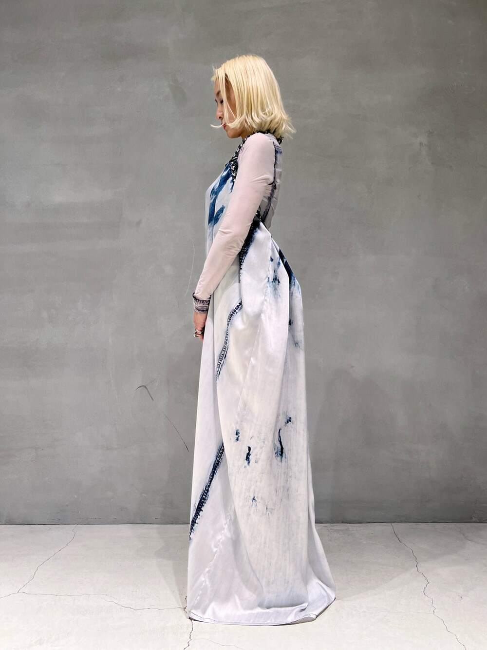 ブルー系のショルダーバッグ、ブルー系のスカート、ブルー系のTシャツ/カットソーを着用したレディースの夏コーディネートの2枚目の写真