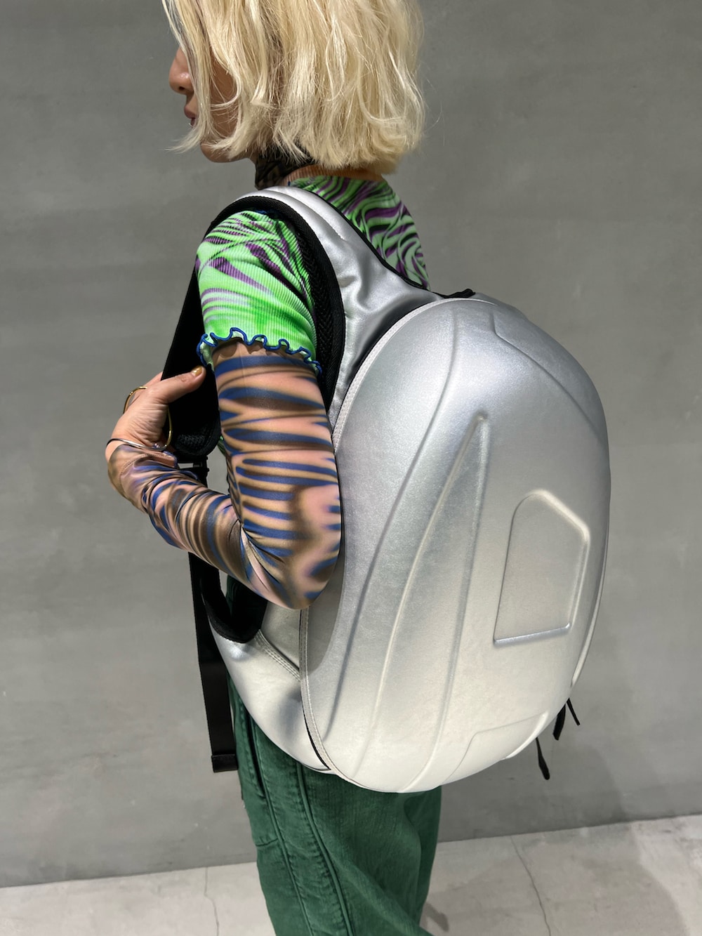 グリーン系のTシャツ/カットソー、その他のTシャツ/カットソー、グリーン系のデニムパンツを着用したレディースの秋コーディネートの3枚目の写真