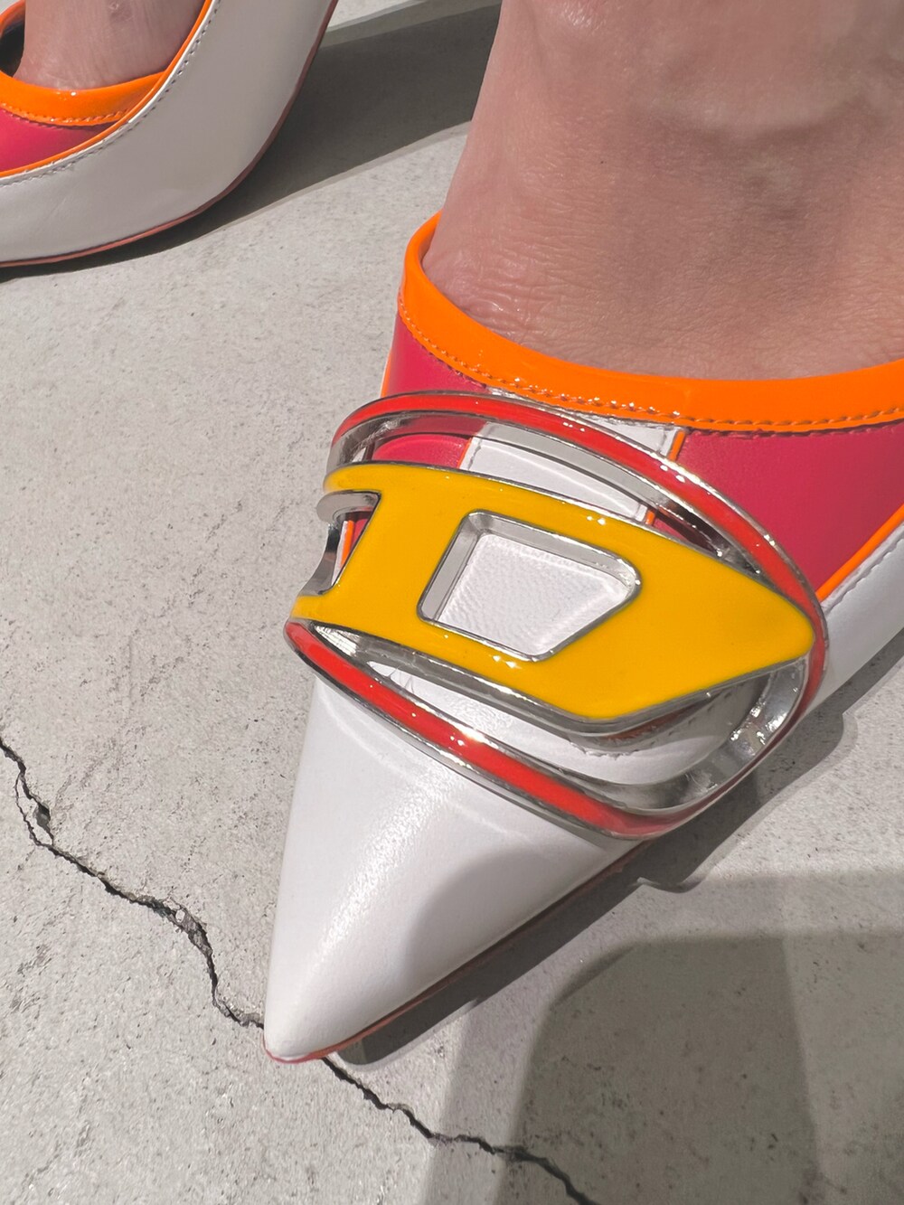 ブルー系のショルダーバッグ、ブルー系のスカート、ブルー系のTシャツ/カットソーを着用したレディースの夏コーディネートの4枚目の写真