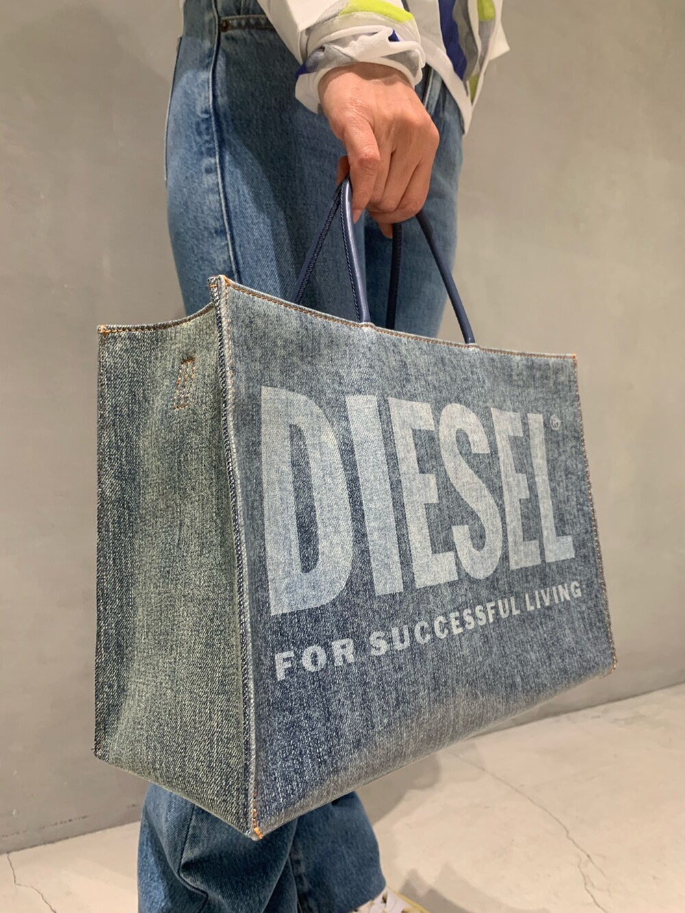 その他のニット/セーター、ブルー系のバッグ、ブルー系のデニムパンツを着用したレディースの夏コーディネートの2枚目の写真