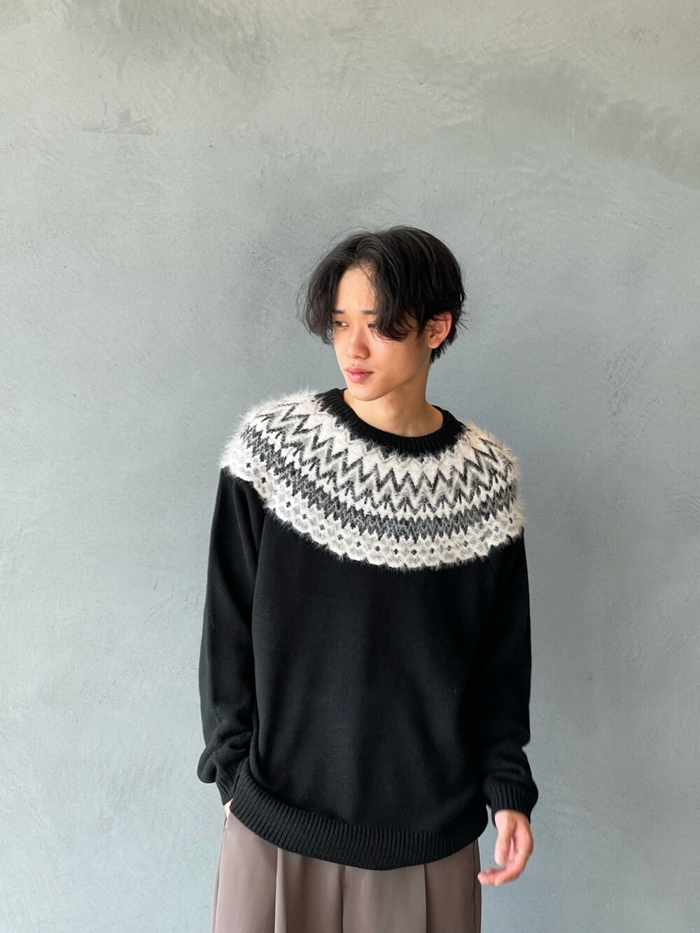 「ニット、カラーパンツ、ワイドパンツ、オーバーサイズ、革靴、シンプル、ゆるコーデ、オトナカジュアル」｜「Lui'sのフェザーデザインニット（ニット/セーター、ブラック系）」を使った、小田十夢さん（メンズ・178cm）の冬コーディネートの2枚目の写真
