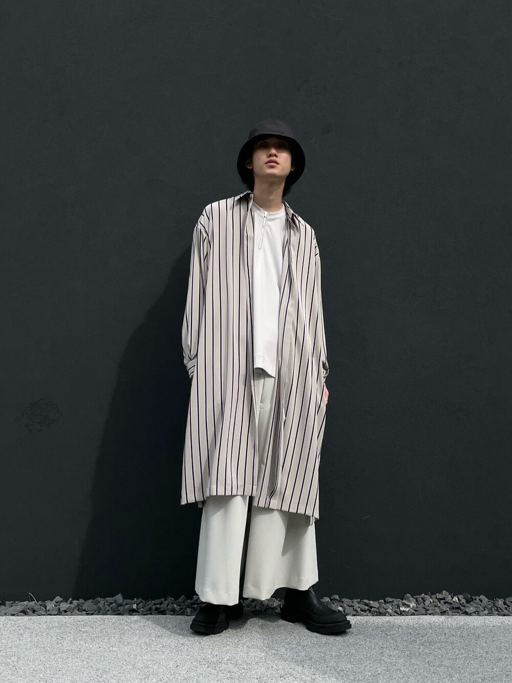 「春、シンプル、春コーデ、ビッグシルエット、キレイめ、モノトーン、いいね、save、フォローお願いします🤑、ストライプシャツ」｜「Lui'sのストライプシャツコート（シャツ/ブラウス、ベージュ系）」を使った、小田十夢さん（メンズ・178cm）の春コーディネートの2枚目の写真