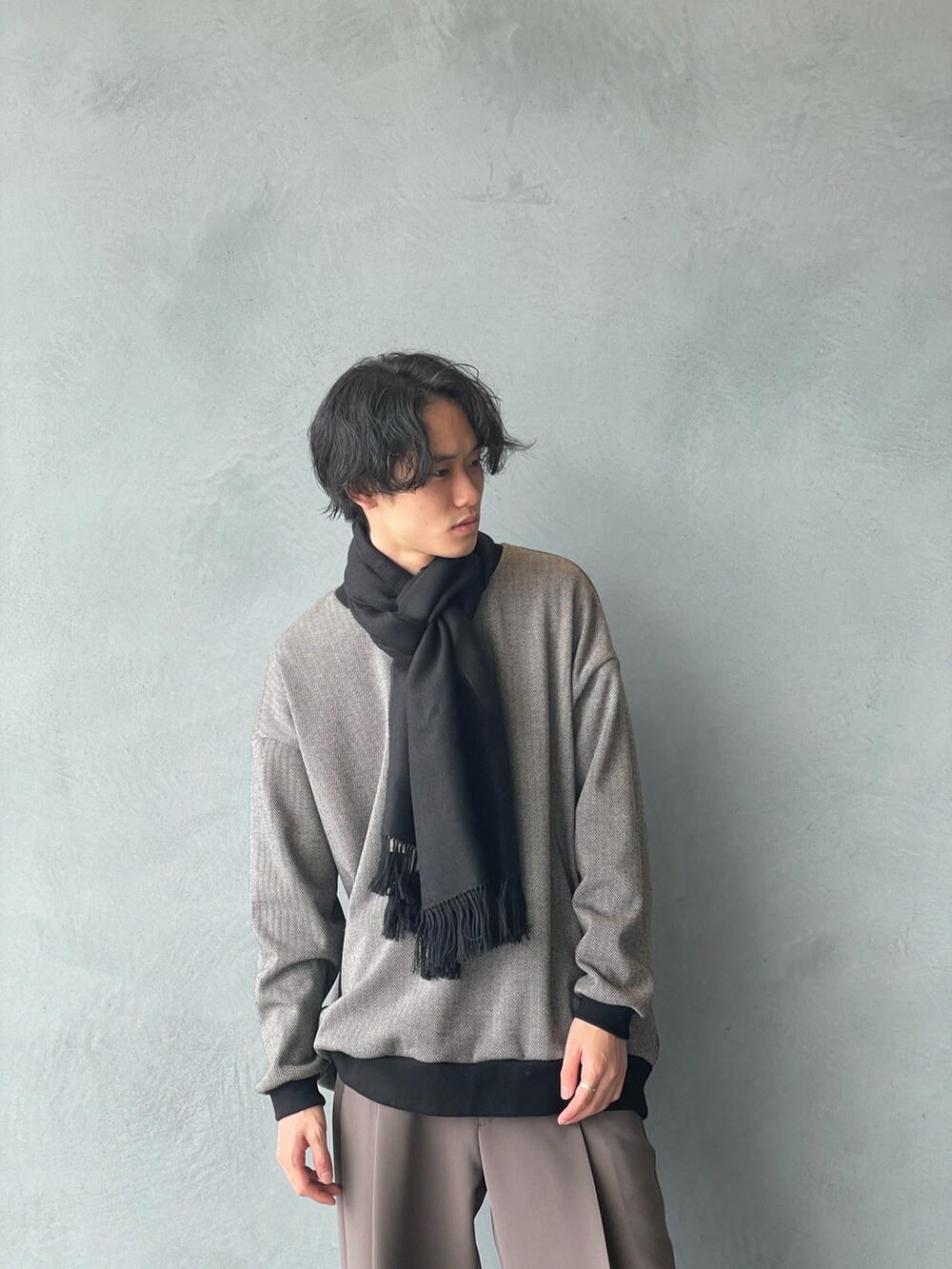 「ゆるコーデ、シンプル、今日のコーデ、年末WEAR感謝祭、お洒落さんとつながりたい、モノトーンコーデ」｜「Lui'sのヘリンボーン柄ボリュームスウェット（スウェット、ブラック系）」を使った、小田十夢さん（メンズ・178cm）の冬コーディネートの2枚目の写真