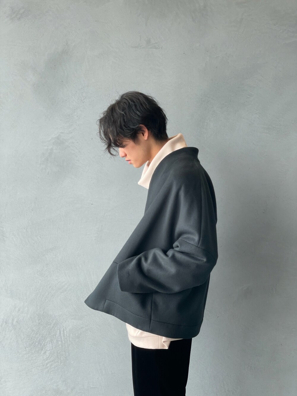 「クリスマスに着たい服、大人コーデ、お洒落さんとつながりたい、シンプルコーデ、ビッグシルエット、秋冬コーデ、黒、冬コーデ、スニーカー」｜「Lui'sのハイクオリティー メルトンオーバーブルゾン（ブルゾン、グリーン系）」を使った、小田十夢さん（メンズ・178cm）の冬コーディネートの3枚目の写真