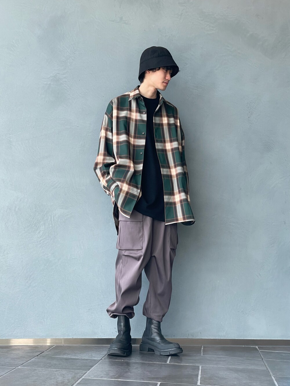 ブラック系のTシャツ/カットソー、グリーン系のシャツ/ブラウス、ベージュ系のカーゴパンツを着用したメンズの春コーディネートの2枚目の写真