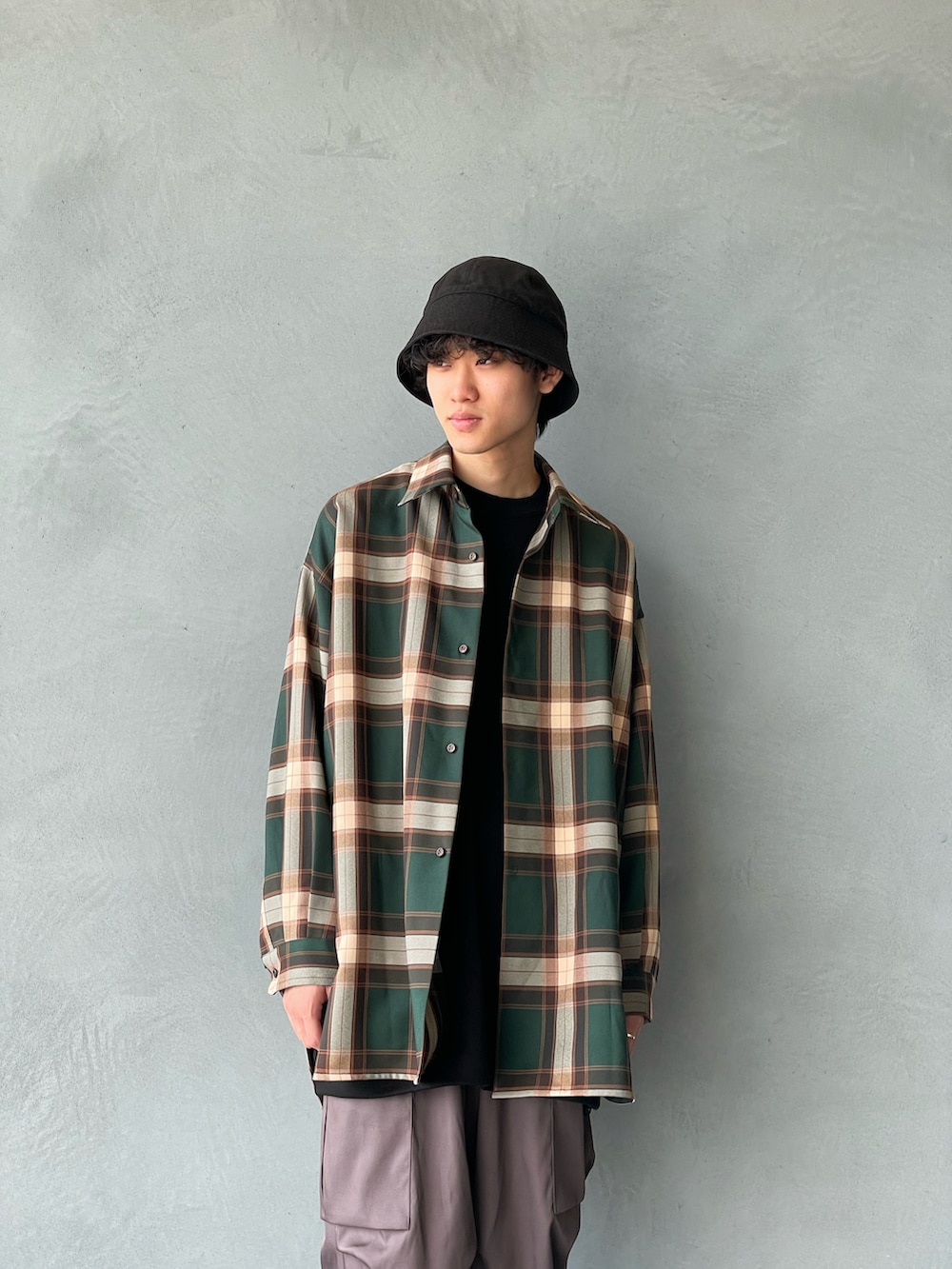 ブラック系のTシャツ/カットソー、グリーン系のシャツ/ブラウス、ベージュ系のカーゴパンツを着用したメンズの春コーディネートの3枚目の写真