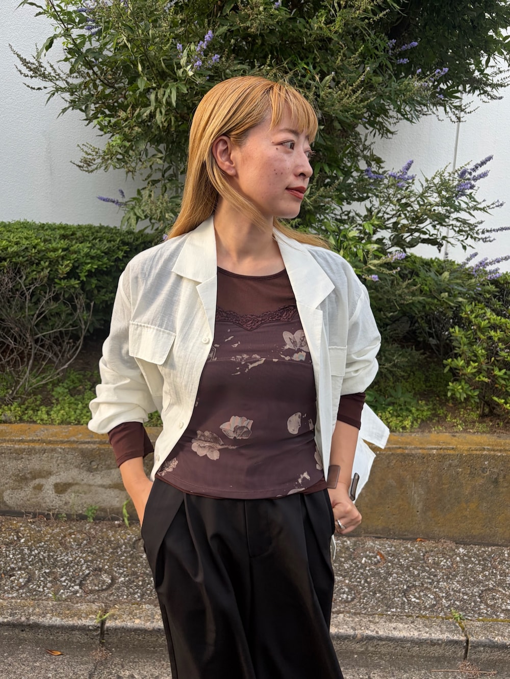 ブラック系のその他パンツ、ブラウン系のキャミソール、ホワイト系のシャツ/ブラウスを着用したレディースの夏コーディネートの4枚目の写真