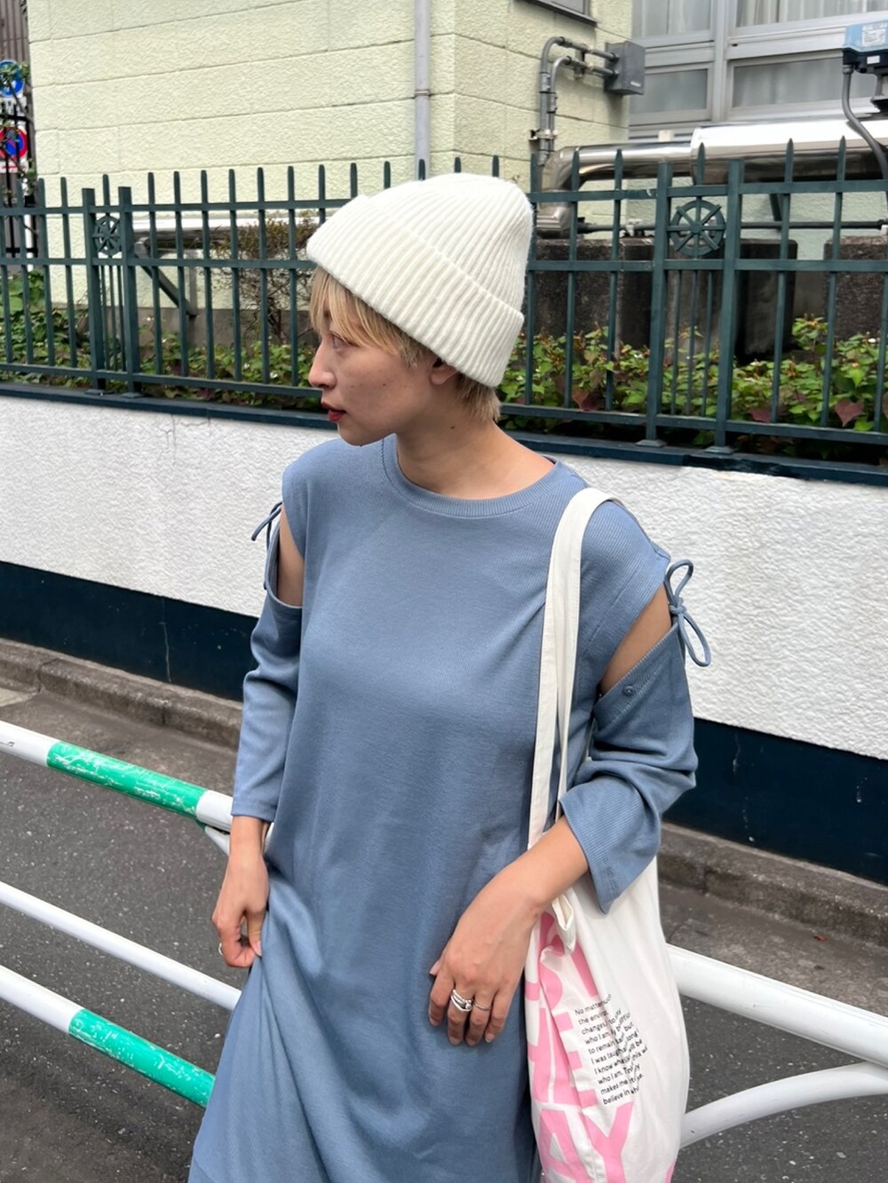 「シンプルコーデ、ラクチンコーデ、ワンピース、ワンピースコーデ、ブルーコーデ、ニット帽、ニットキャップ、トートバッグ、ティアードワンピース、大人カジュアル、ロングワンピース、Kastane」｜「Kastaneの【サイズ展開あり】袖スリットテレコティアードワンピース（ワンピース、ブルー系）」を使った、Yoshida Aoiさん（レディース・155cm）の夏コーディネートの3枚目の写真