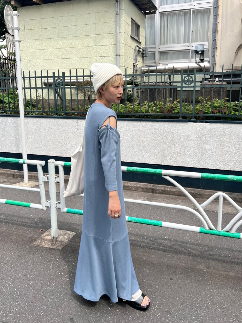 「シンプルコーデ、ラクチンコーデ、ワンピース、ワンピースコーデ、ブルーコーデ、ニット帽、ニットキャップ、トートバッグ、ティアードワンピース、大人カジュアル、ロングワンピース、Kastane」｜「Kastaneの【サイズ展開あり】袖スリットテレコティアードワンピース（ワンピース、ブルー系）」を使った、Yoshida Aoiさん（レディース・155cm）の夏コーディネートの2枚目の写真
