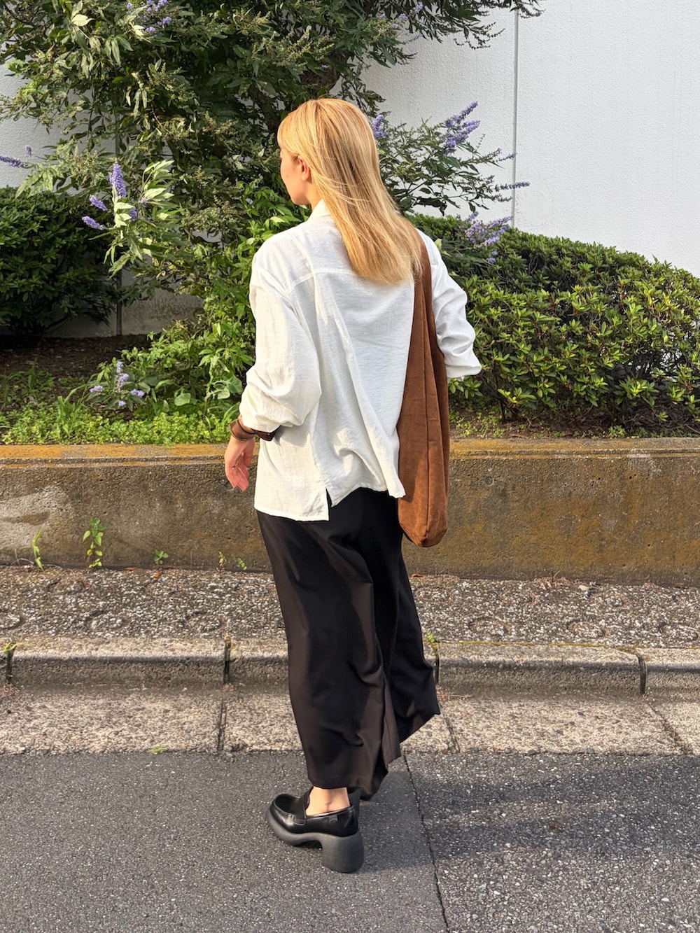 ブラック系のその他パンツ、ブラウン系のキャミソール、ホワイト系のシャツ/ブラウスを着用したレディースの夏コーディネートの3枚目の写真