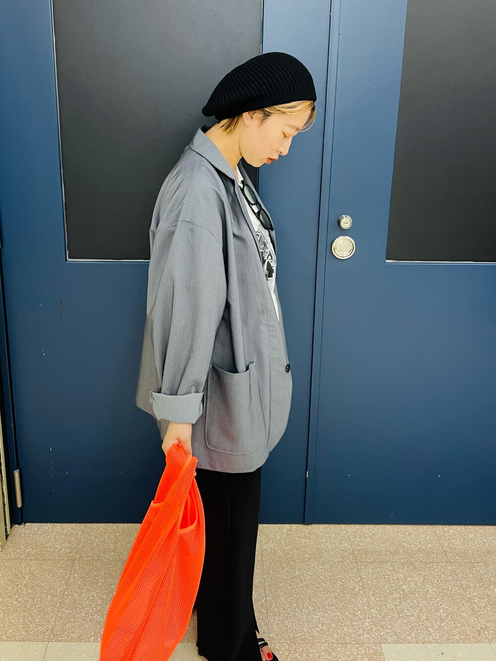 オレンジ系のエコバッグ/サブバッグ、ブラック系のその他パンツ、ブラック系のサンダルを着用したレディースの夏コーディネートの3枚目の写真