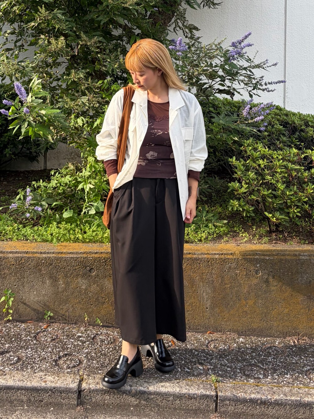 ブラック系のその他パンツ、ブラウン系のキャミソール、ホワイト系のシャツ/ブラウスを着用したレディースの夏コーディネートの2枚目の写真
