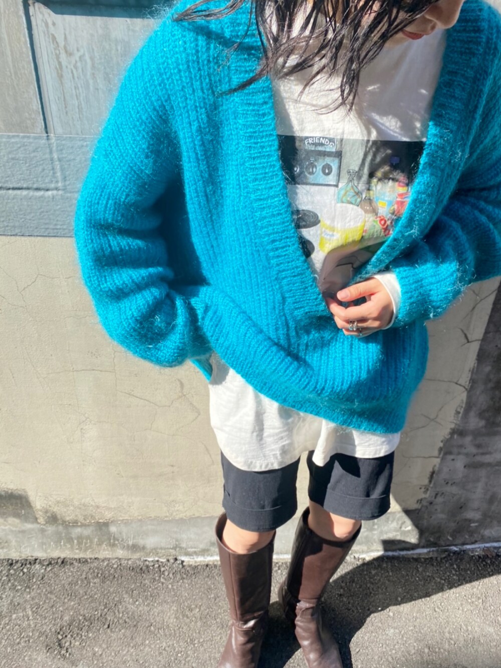 ピンク系のTシャツ/カットソーを着用したレディースの秋コーディネートの2枚目の写真