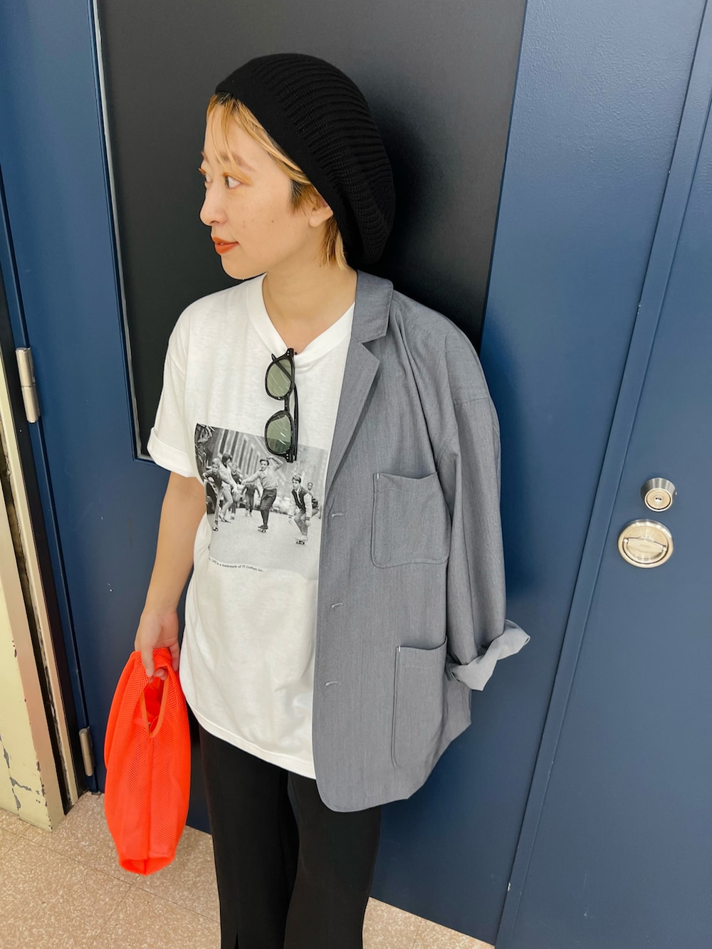 オレンジ系のエコバッグ/サブバッグ、ブラック系のその他パンツ、ブラック系のサンダルを着用したレディースの夏コーディネートの2枚目の写真