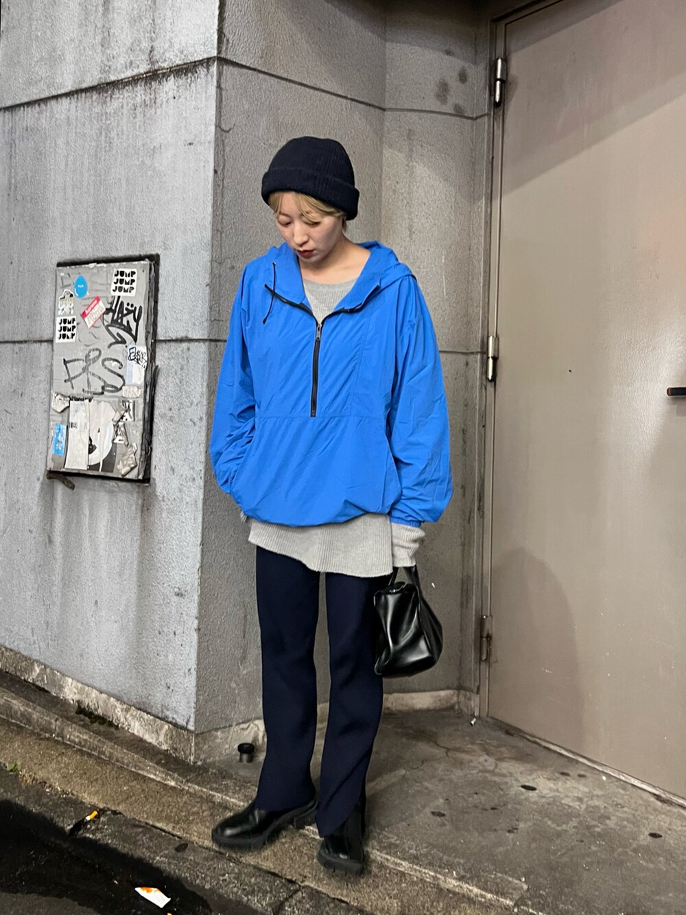 「オーバーサイズ、フーディー、アノラック、ゆるコーデ、サーマル、レイヤードスタイル、ニット帽、ニットパンツ、レザーバッグ、ユニセックス、カジュアルコーデ、WHIMSIC、Kastane」｜「Kastaneの【WHIMSIC】ANORAK HOODIE（その他アウター、ブルー系）」を使った、Yoshida Aoiさん（レディース・155cm）の秋コーディネートの2枚目の写真