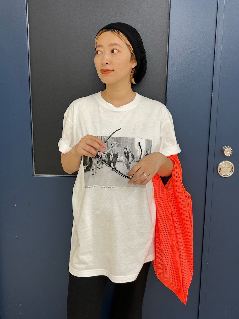 オレンジ系のエコバッグ/サブバッグ、ブラック系のその他パンツ、ブラック系のサンダルを着用したレディースの夏コーディネートの5枚目の写真