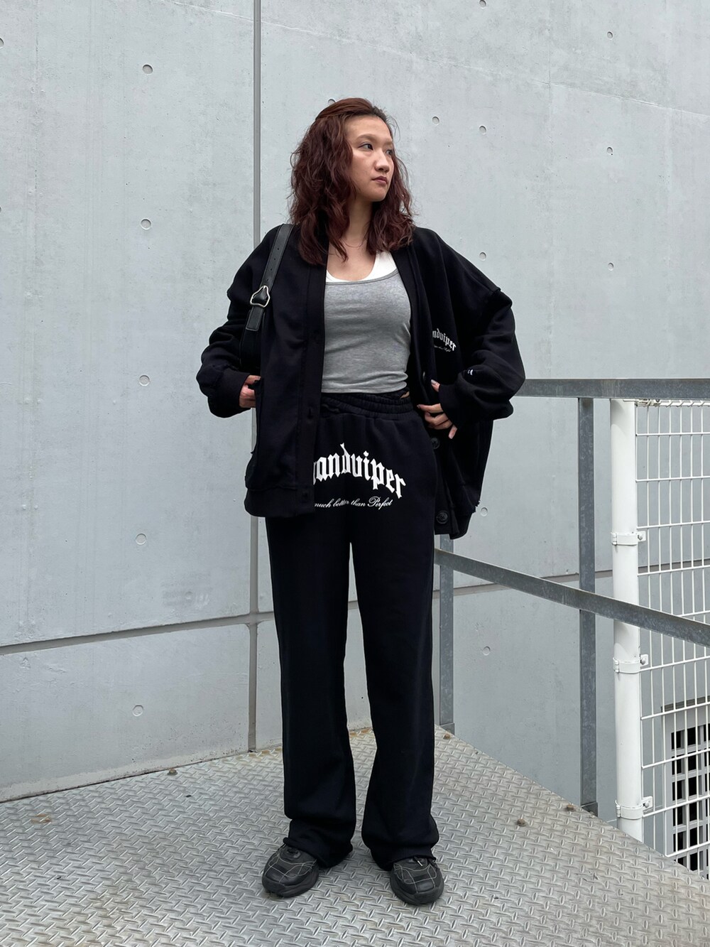 グレー系のキャミソール、ブラック系のスウェットパンツ、ブラック系のカーディガン/ボレロを着用したレディースの春コーディネートの2枚目の写真