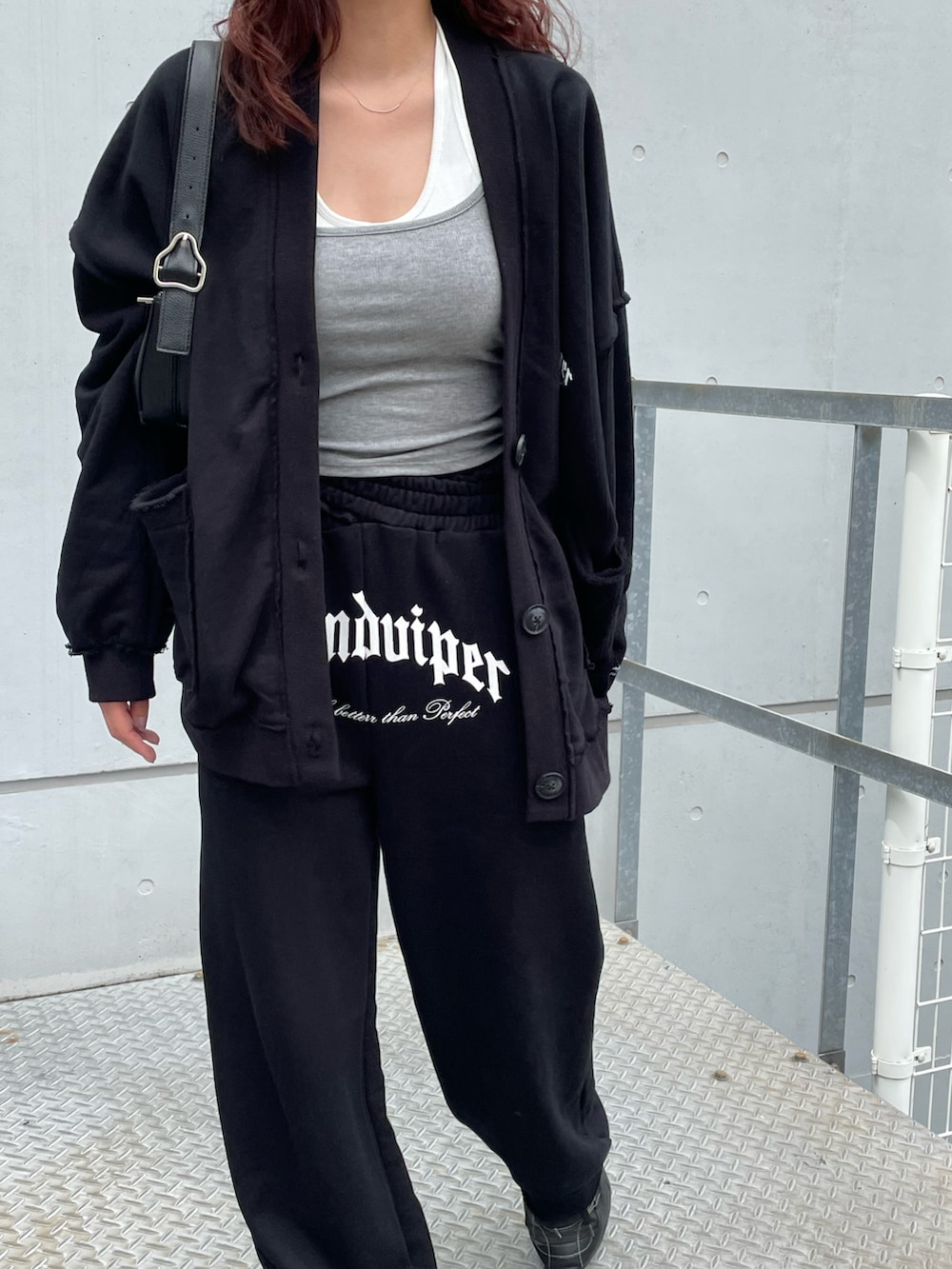 グレー系のキャミソール、ブラック系のスウェットパンツ、ブラック系のカーディガン/ボレロを着用したレディースの春コーディネートの3枚目の写真