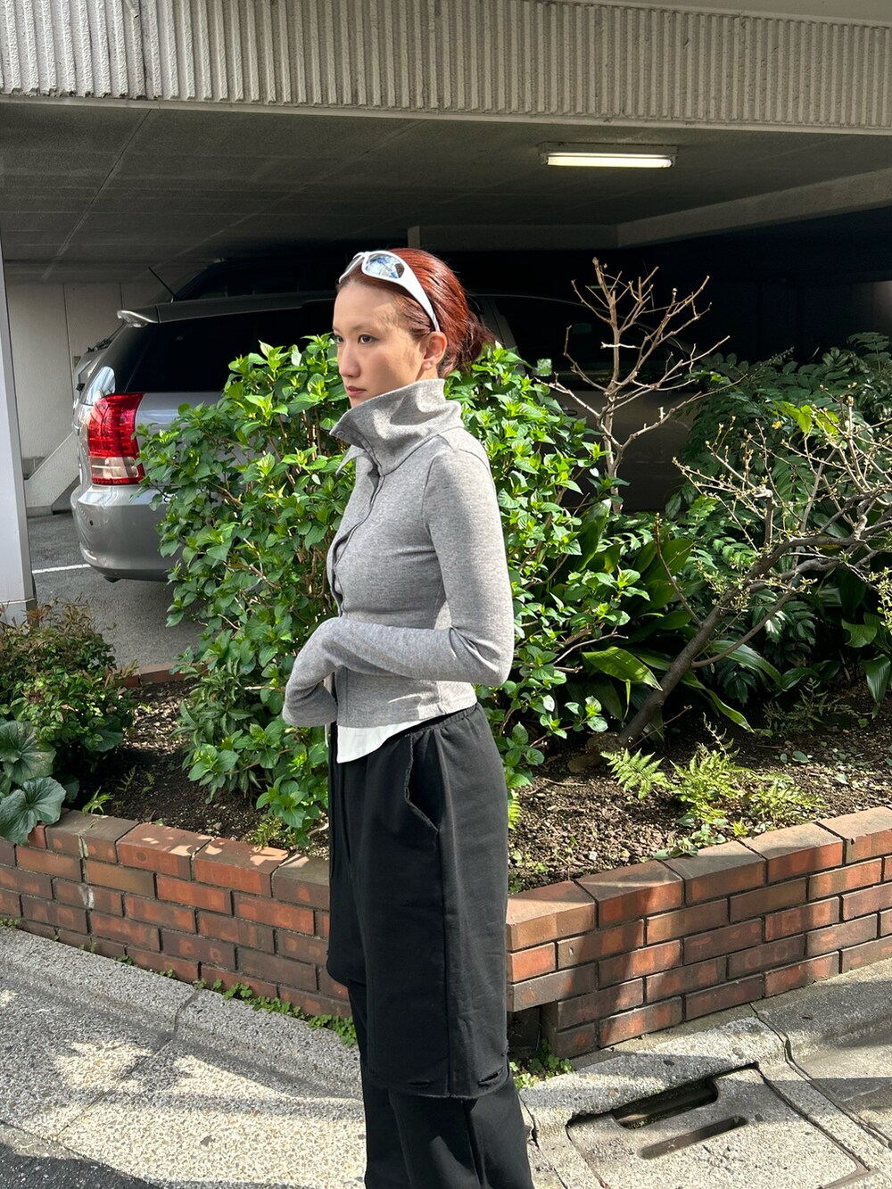 グレー系のシャツ/ブラウス、ブラック系のスウェットパンツを着用したレディースの春コーディネートの4枚目の写真