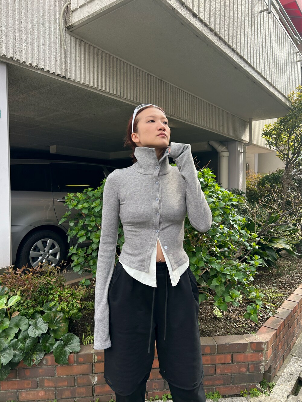 グレー系のシャツ/ブラウス、ブラック系のスウェットパンツを着用したレディースの春コーディネートの3枚目の写真