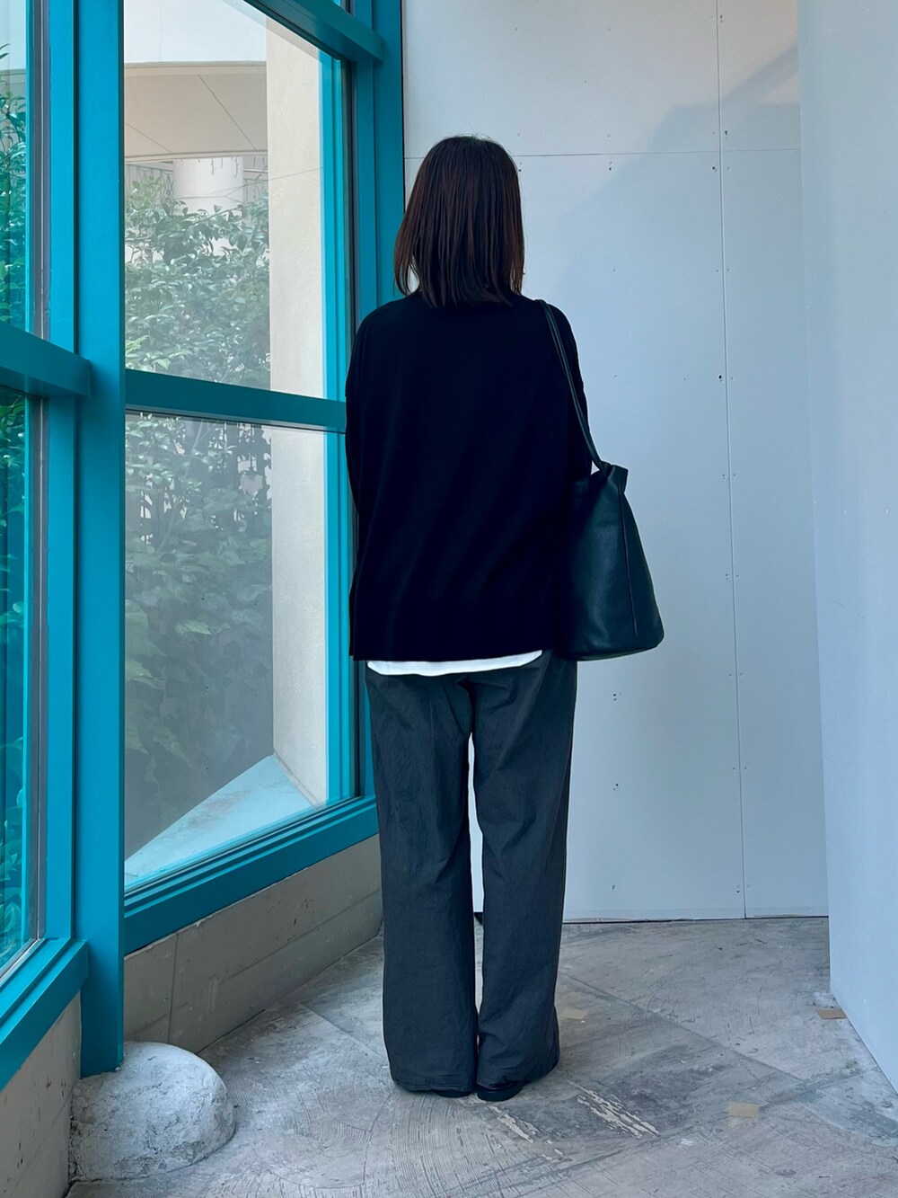 ブラック系のカーディガン/ボレロ、ホワイト系のTシャツ/カットソー、グレー系のその他パンツを着用したレディースの夏コーディネートの5枚目の写真