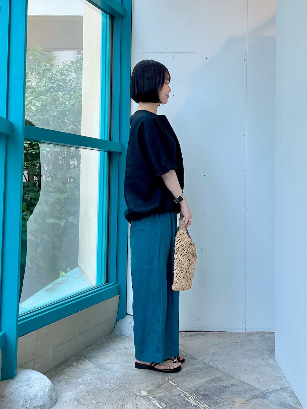 ブラック系のシャツ/ブラウス、ブルー系のその他パンツ、ベージュ系のハンドバッグを着用したレディースの夏コーディネートの4枚目の写真