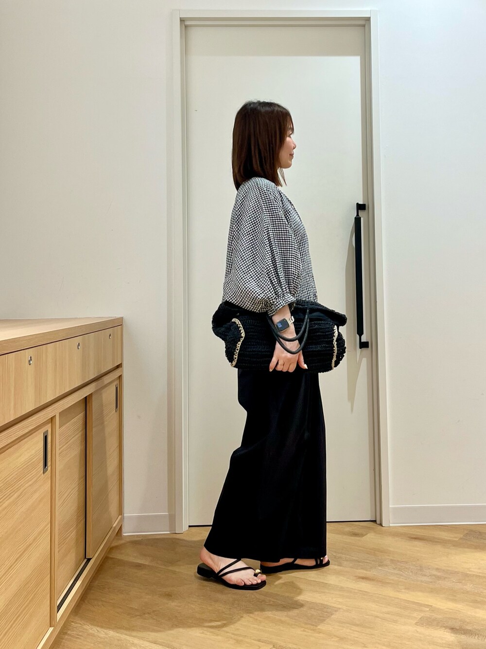 ブラック系のタンクトップ、その他のシャツ/ブラウス、ブラック系のトートバッグを着用したレディースの夏コーディネートの2枚目の写真