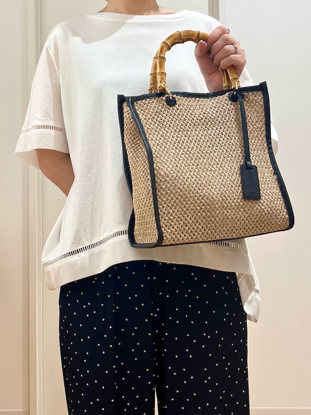 ホワイト系のTシャツ/カットソー、ブルー系のその他パンツ、ブラック系のショルダーバッグを着用したレディースの夏コーディネートの5枚目の写真