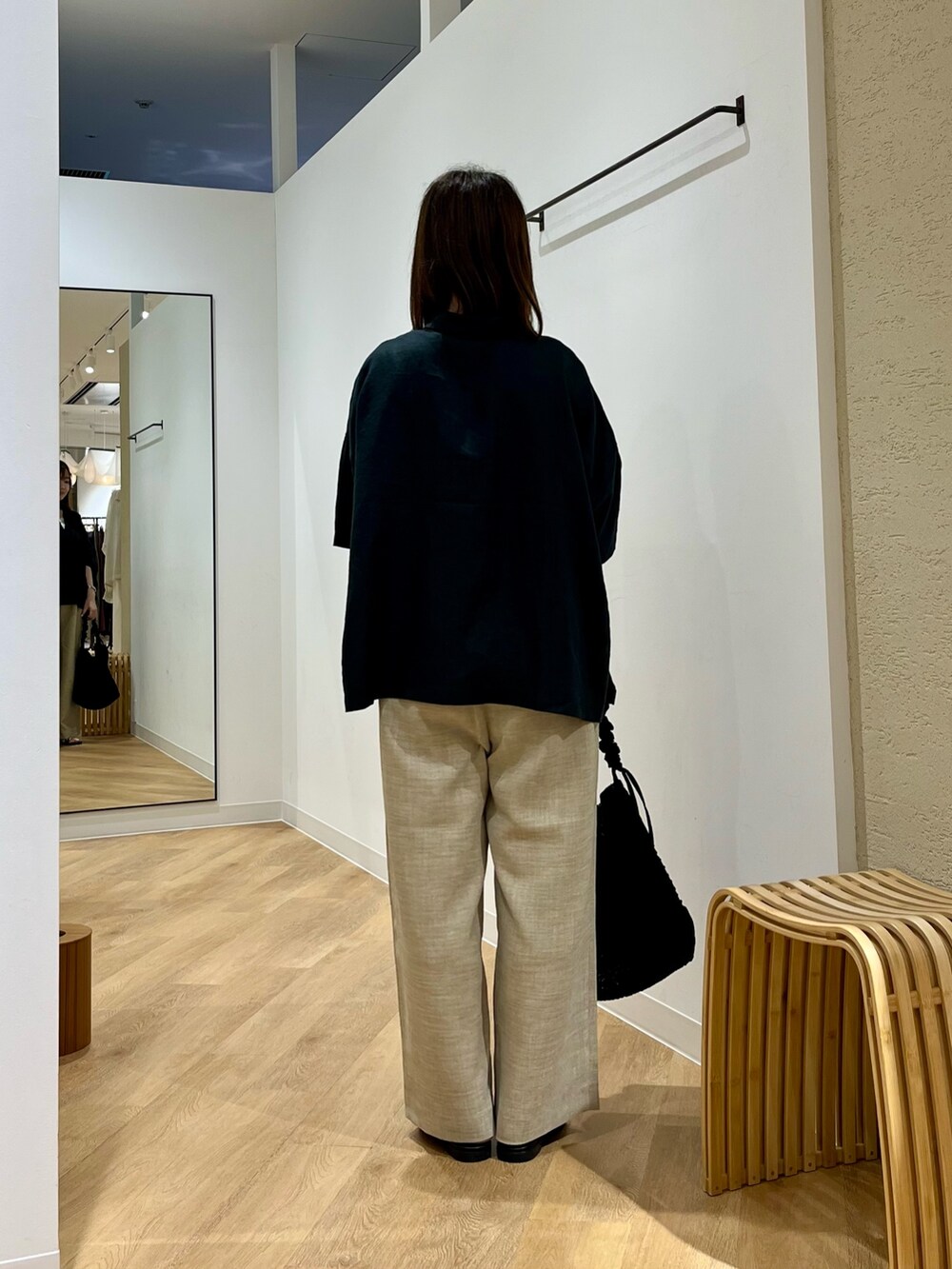 ホワイト系のタンクトップ、ブラック系のシャツ/ブラウス、ベージュ系のその他パンツを着用したレディースの夏コーディネートの4枚目の写真