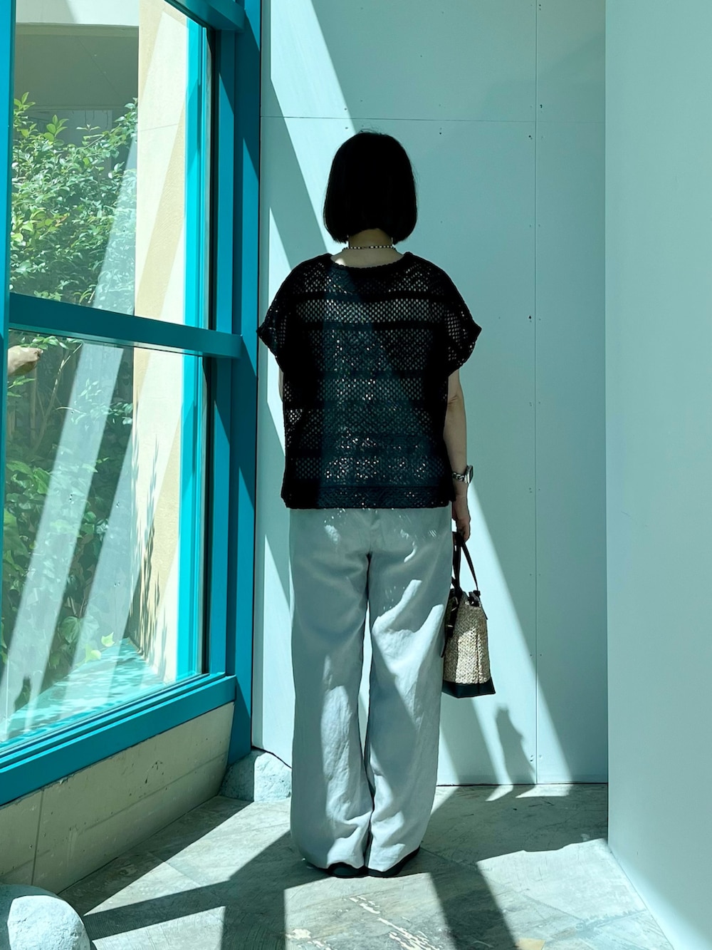 ブラック系のその他トップス、ホワイト系のタンクトップ、ベージュ系のその他パンツを着用したレディースの夏コーディネートの3枚目の写真