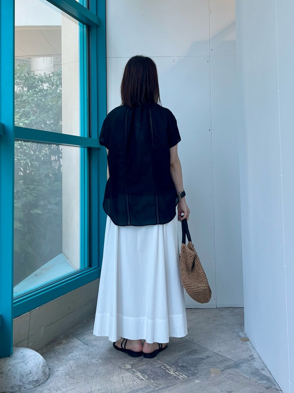 ブラック系のシャツ/ブラウス、ホワイト系のスカート、イエロー系のトートバッグを着用したレディースの夏コーディネートの4枚目の写真