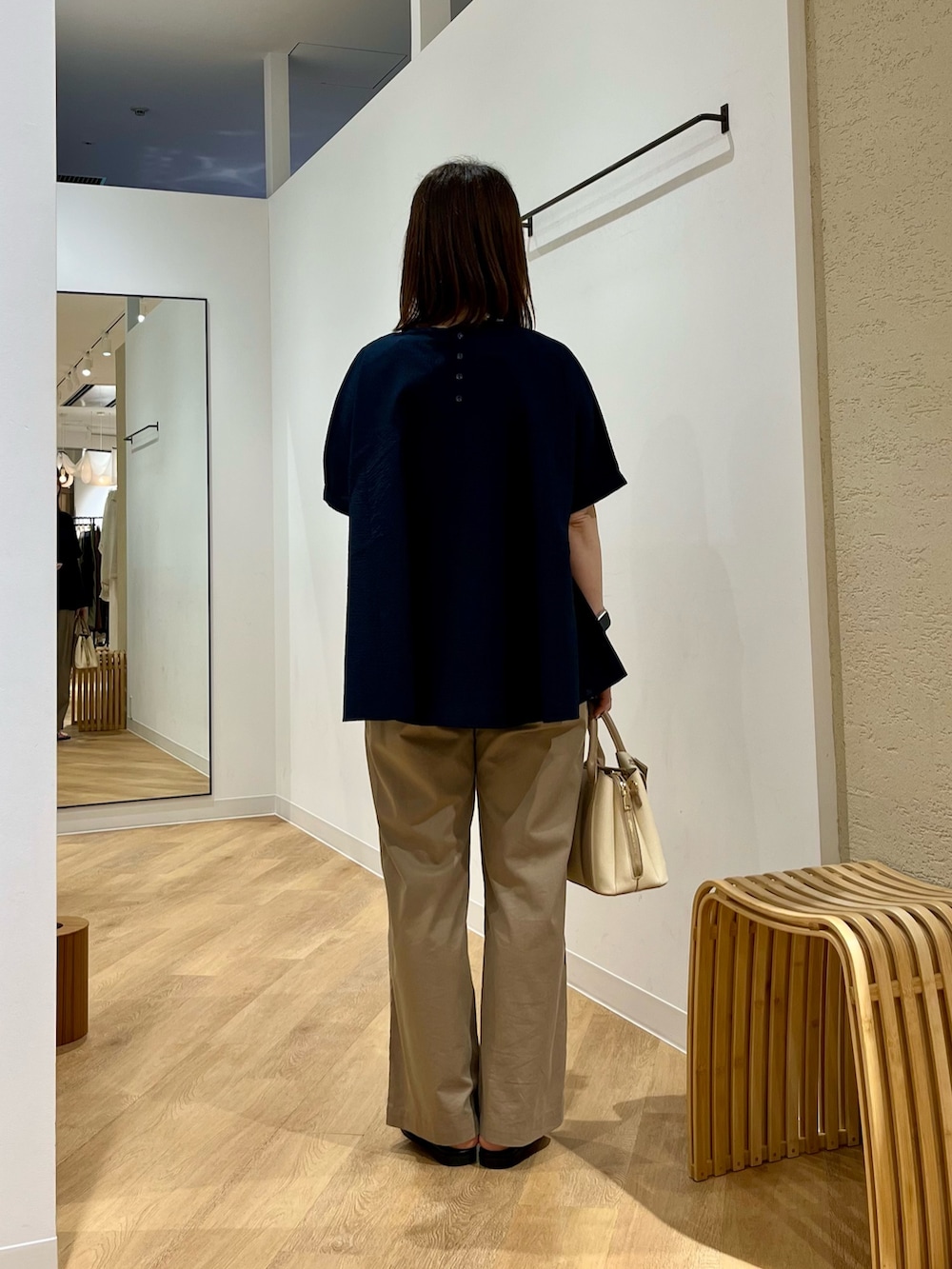 ベージュ系のその他パンツ、ホワイト系のハンドバッグ、ブルー系のシャツ/ブラウスを着用したレディースの夏コーディネートの4枚目の写真