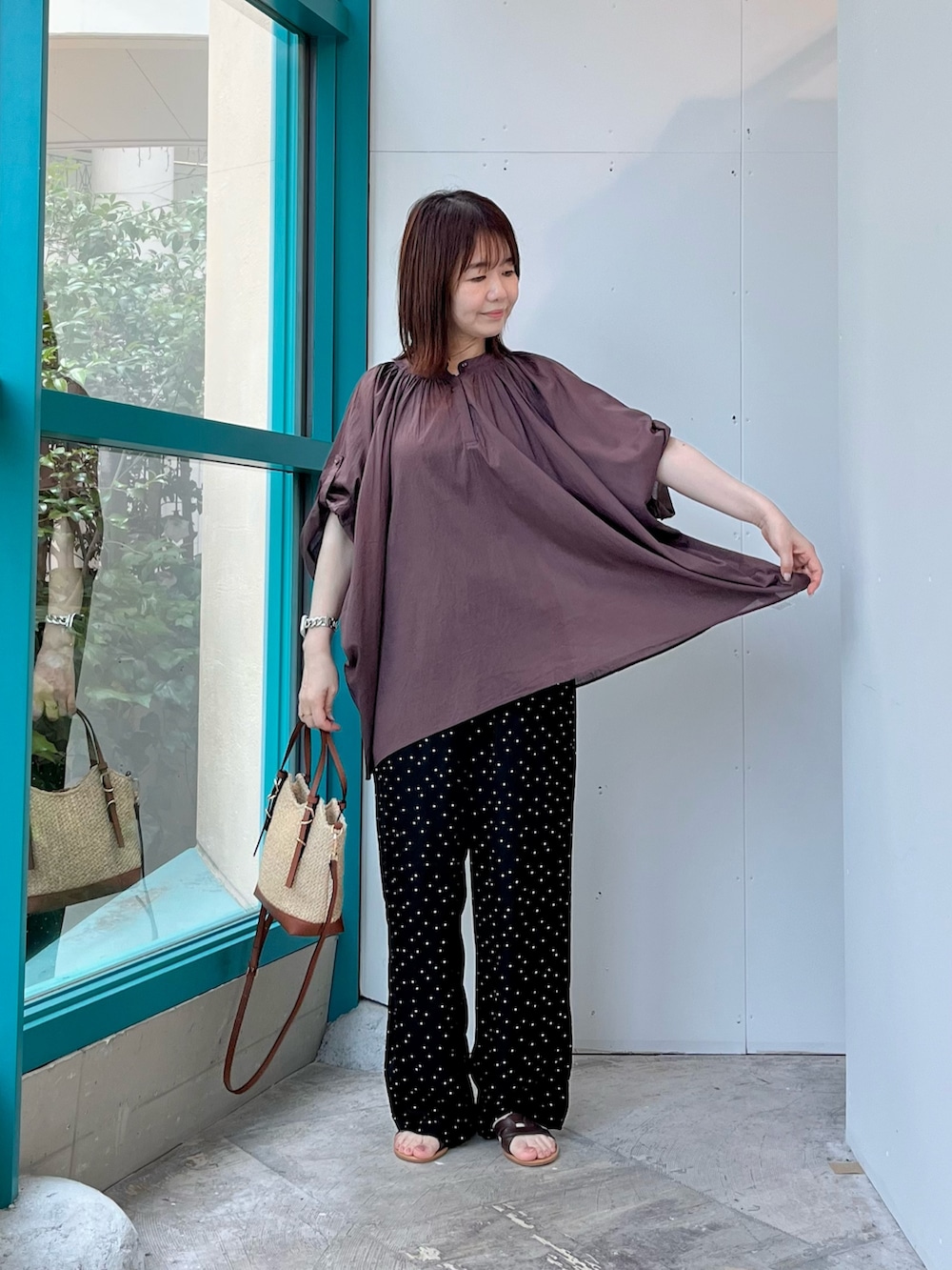 ブラウン系のシャツ/ブラウス、イエロー系のショルダーバッグ、ブラック系のその他パンツを着用したレディースの夏コーディネートの3枚目の写真