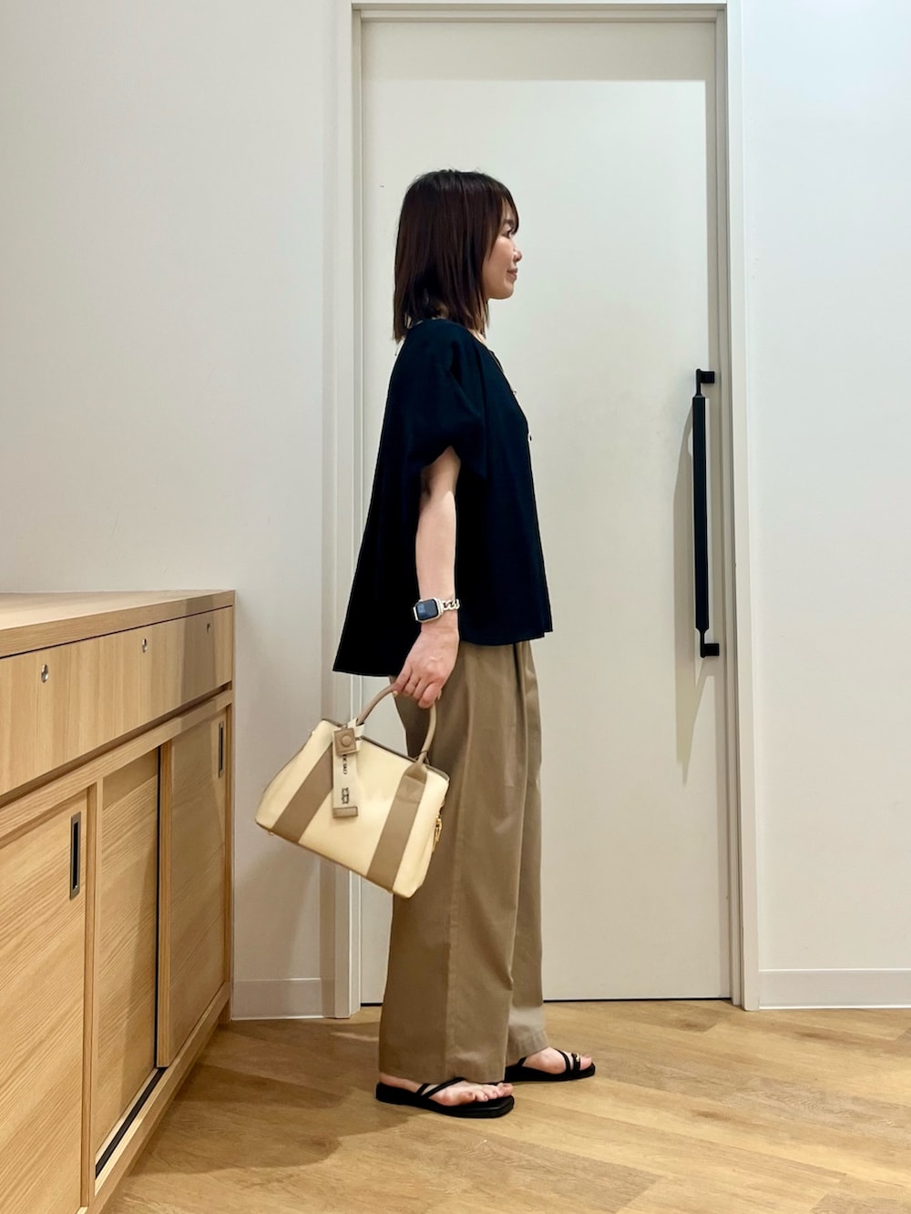 ブルー系のシャツ/ブラウス、ベージュ系のその他パンツ、ホワイト系のハンドバッグを着用したレディースの夏コーディネートの2枚目の写真