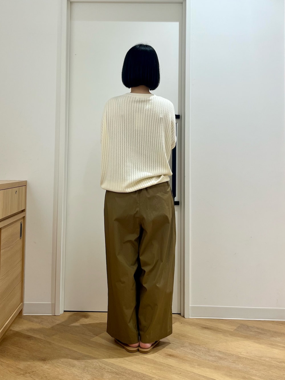 ホワイト系のTシャツ/カットソー、ベージュ系のその他パンツ、ブラウン系のサンダルを着用したレディースの夏コーディネートの5枚目の写真