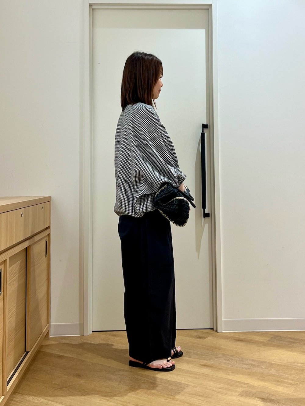ブラック系のタンクトップ、その他のシャツ/ブラウス、ブラック系のトートバッグを着用したレディースの夏コーディネートの3枚目の写真