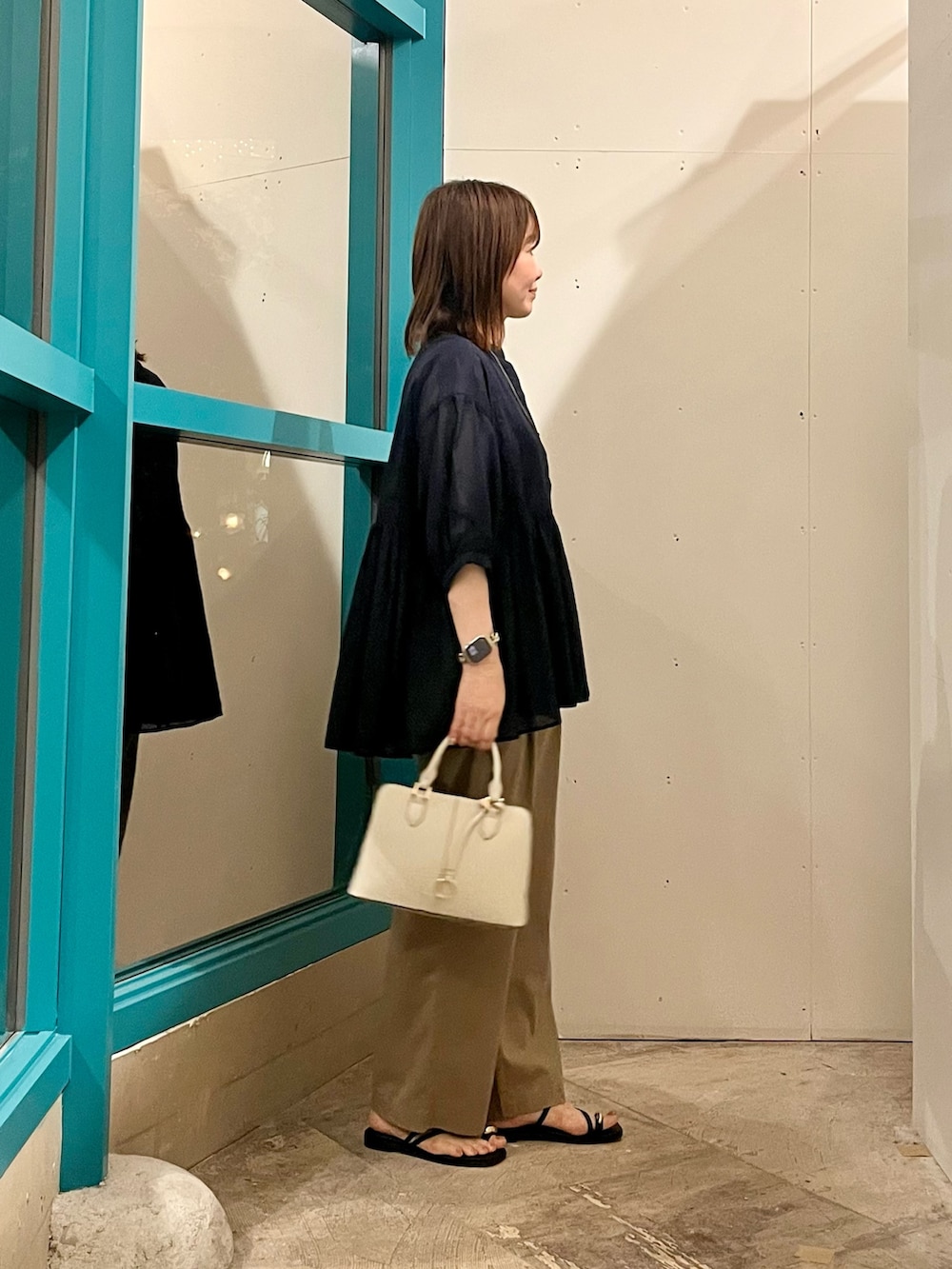 ブルー系のシャツ/ブラウス、ベージュ系のその他パンツ、ブラック系のサンダルを着用したレディースの夏コーディネートの2枚目の写真